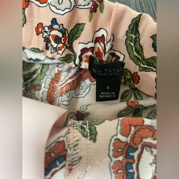 Anne Klein Boho Paisley Silk Pants Pockets size 0 but fit size 4… - Picture 3 of 4